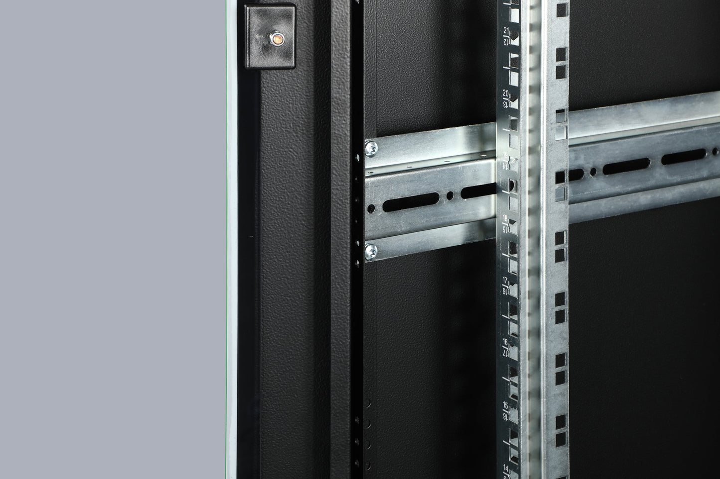 32U Patchkast 600x600x1609 mm (BxDxH) zwart