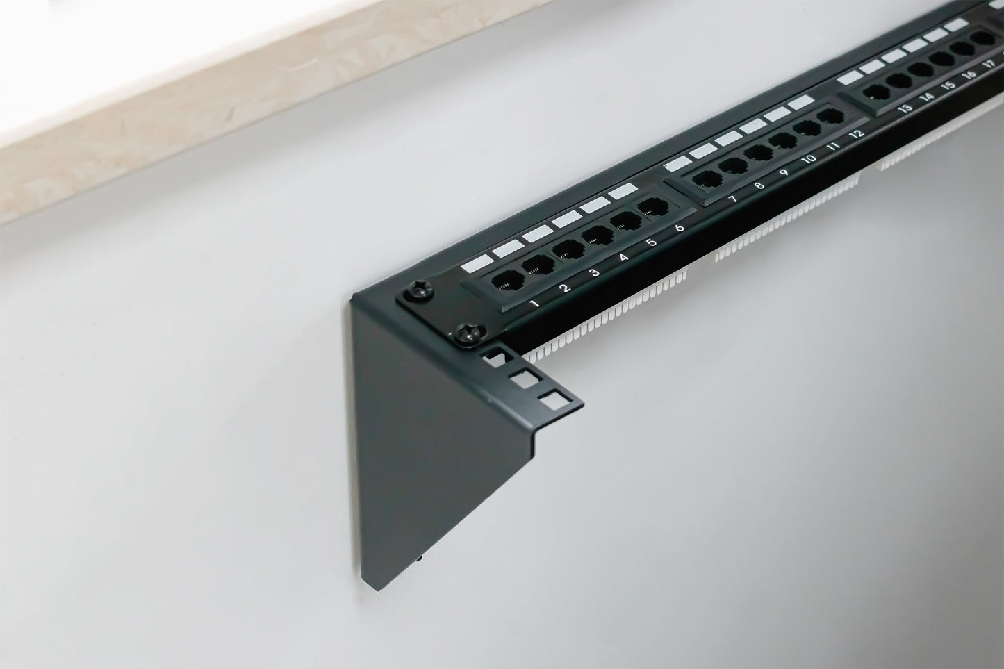 19" verticale muurbeugel 2U zwart